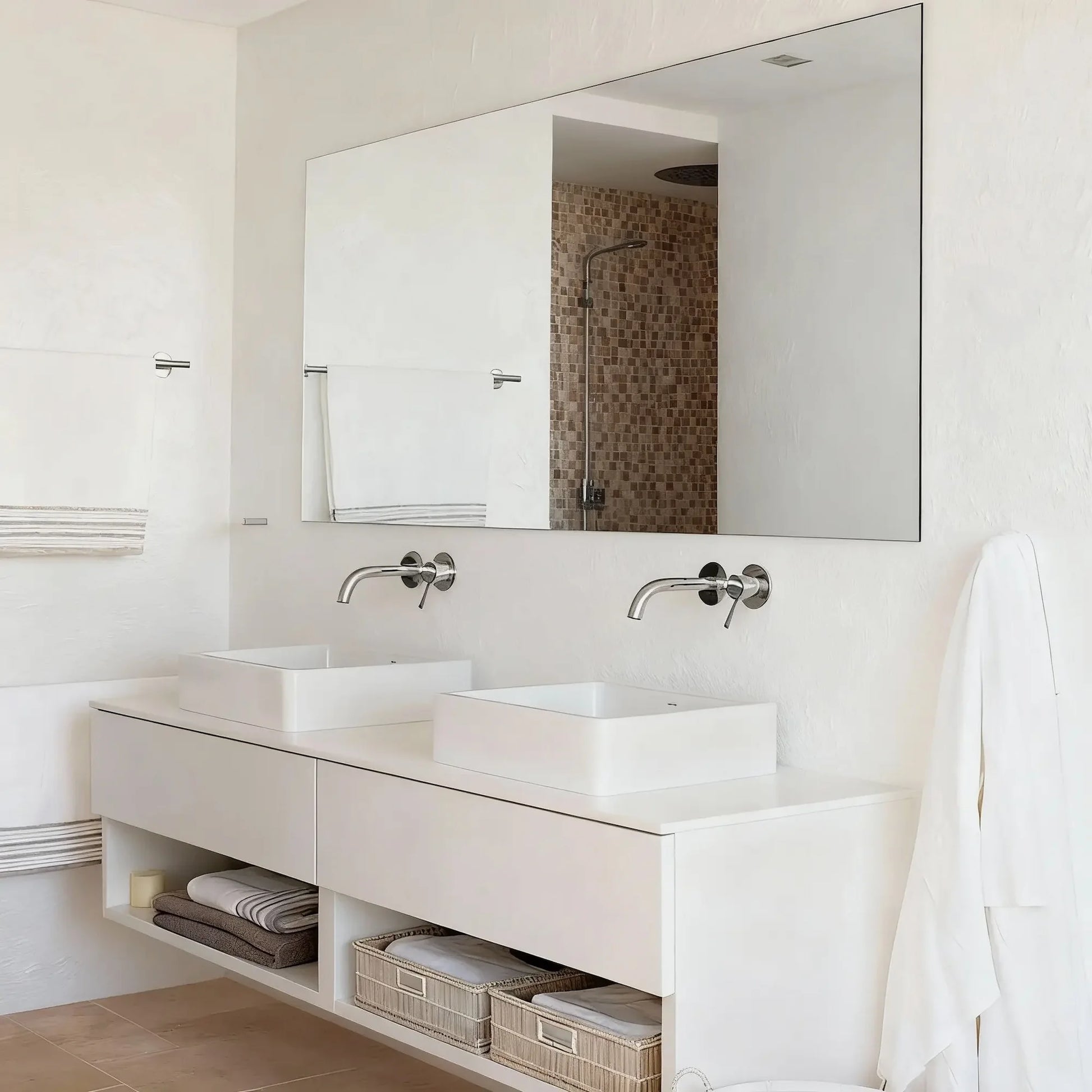  Pared de baño en microcemento color Blanco con doble lavabo rectangular, mueble minimalista y detalles en tonos neutros.