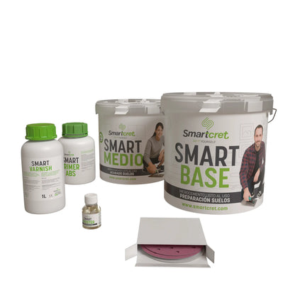 Envases que incluye el kit de microcemento Smartcret para suelo de cocina sin juntas para 4 metros cuadrados.