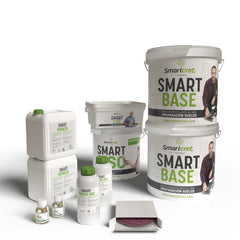 Imagen de los envases al completo que componen el kit de microcemento Smartcret para renovar suelos de baño de hasta 16 m² sobre superficies absorbentes.
