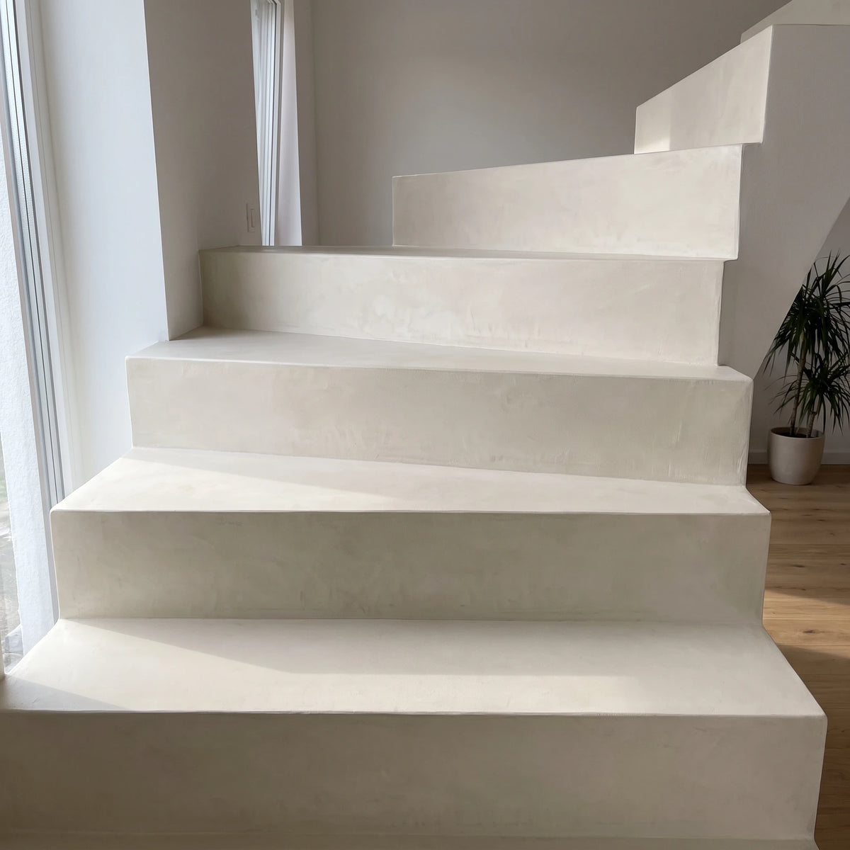 Treppe und Boden aus Mikrozement in der Farbe Blanco Roto mit dem Smartcret Set für Böden und Treppen