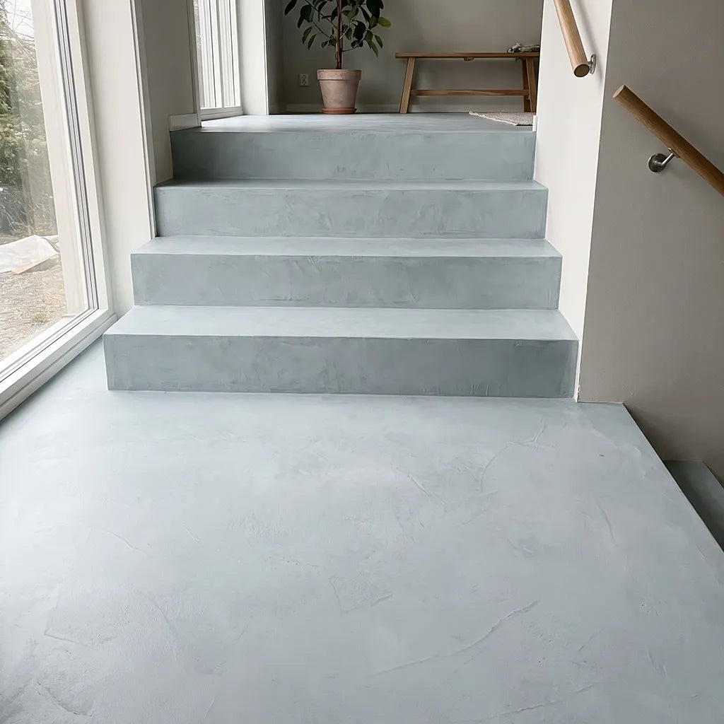Treppe und Boden aus Mikrozement in der Farbe Breeze mit dem Smartcret Set für Böden und Treppen