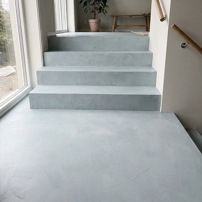 Treppe und Boden aus Mikrozement in der Farbe Breeze mit dem Smartcret Set für Böden und Treppen