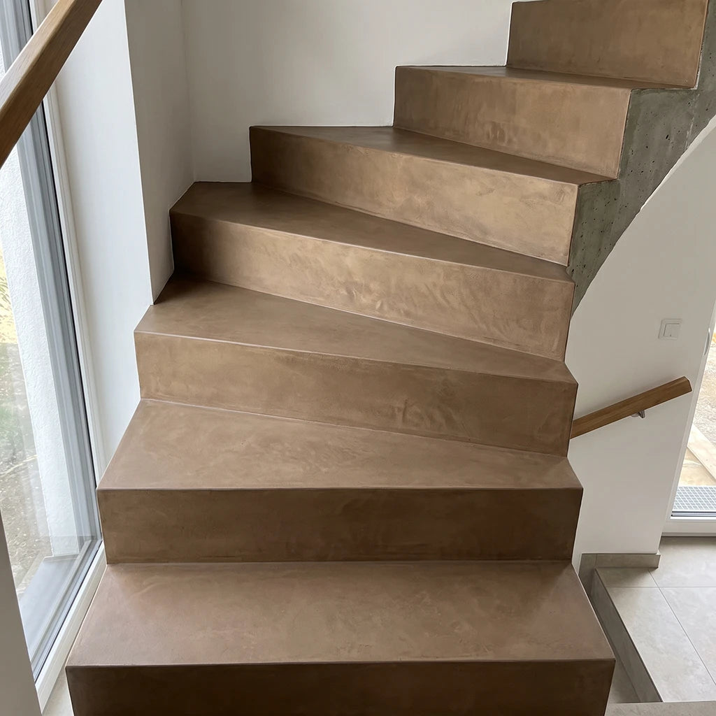 Treppe und Boden aus Mikrozement in der Farbe Cafe mit dem Smartcret Set für Böden und Treppen