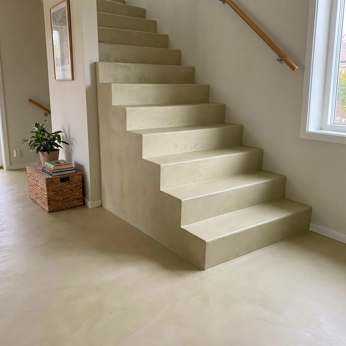 Treppe und Boden aus Mikrozement in der Farbe Khaki mit dem Smartcret Set für Böden und Treppen