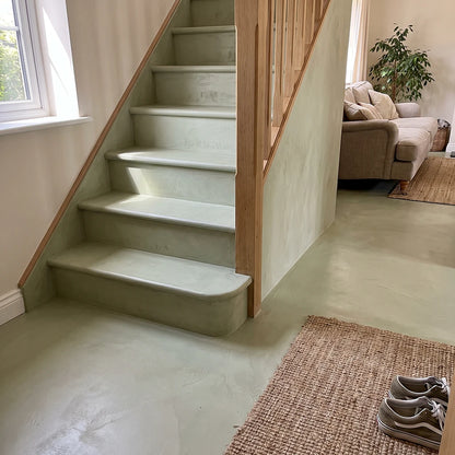 Treppe und Boden aus Mikrozement in der Farbe Wasabi mit dem Smartcret Set für Böden und Treppen