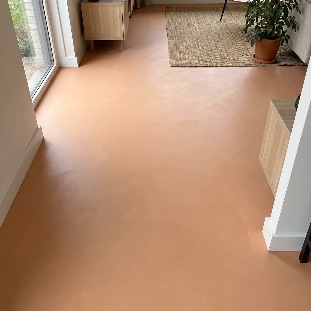 Mikrozementboden in der Farbe Salmon mit dem Smartcret Set für Böden und Treppen