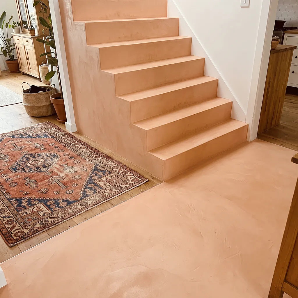 Treppe und Boden aus Mikrozement in der Farbe Salmon mit dem Smartcret Set für Böden und Treppen