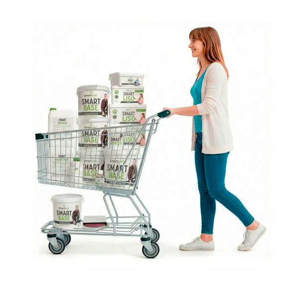 Cliente che spinge un carrello pieno di prodotti Smartcret in microcemento pronto all'uso.