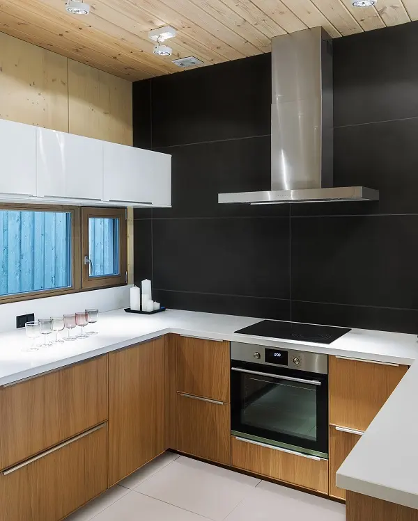 Black for kitchen tiles is a great idea