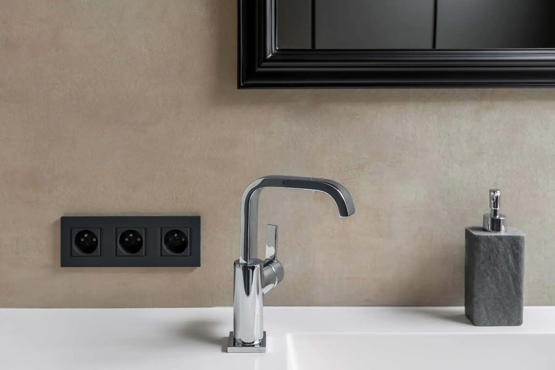 Ready-to-use kitchen sink with microcement wall