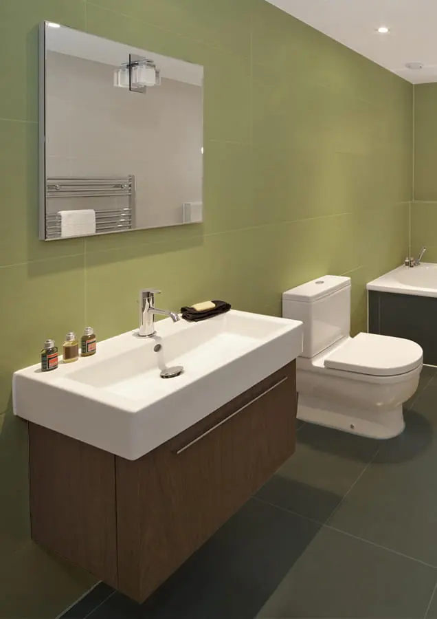 Salle de bains avec carreaux verts